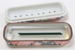 有田焼　線香皿　花摘（舞萩）Ceramic plate to  Incense sticks（ありたやき　せんこうさら　はなつみ（まいはぎ））　サンプル1