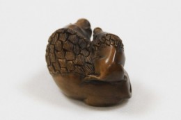 木彫り根付（猪親子）Hand-carved「Boar」（きぼりねつけ（いのししおやこ））　サンプル1