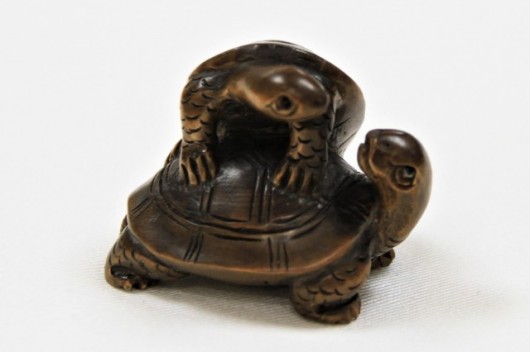 木彫り根付（亀2匹）Hand-carved「Turtle」（きぼりねつけ（かめ））