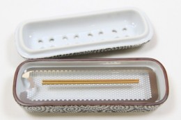 有田焼　線香皿　花摘　Ceramic plate to  Incense sticks（ありたやき　せんこうさら　はなつみ）　サンプル1